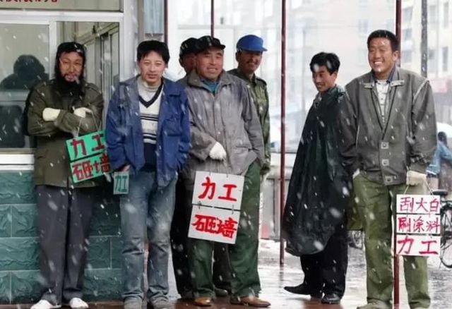 有一个现象 ： 当身边的人开始鼓励你一天打三份工时  说明苦